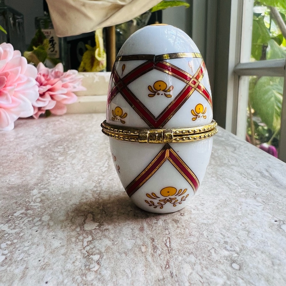 Decorative White and Gold Egg Ornamental Box by Del Prado